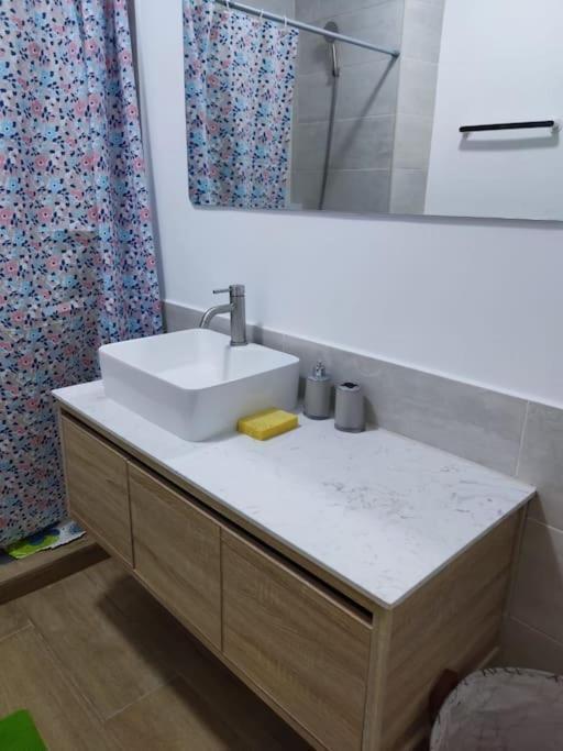 Superbe Appartement Avec Parking Gratuit Et Garde Dakar Eksteriør bilde